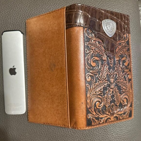 Men's Oak Embossed Rodeo Wallet - Picture 5 of 12